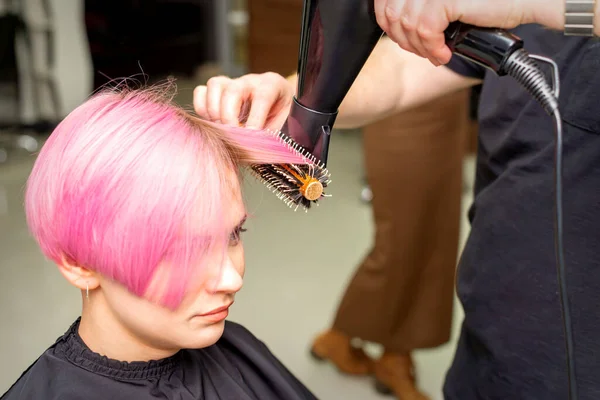 Secagem Cabelo Rosa Curto Mulher Caucasiana Jovem Com Secador Cabelo — Fotografia de Stock