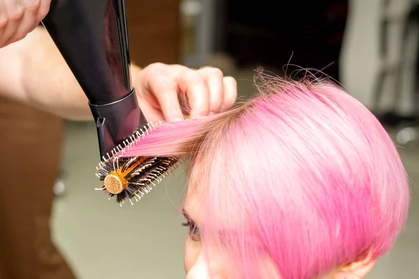 Trocknen Der Kurzen Rosafarbenen Haare Einer Jungen Kaukasischen Frau Mit — Stockfoto
