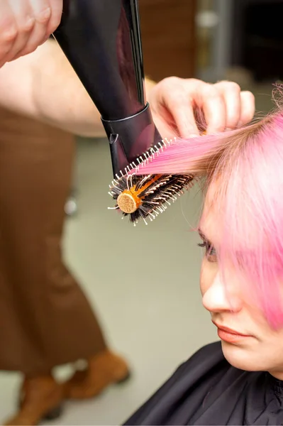 Suszenie Krótkie Różowe Włosy Młodej Białej Kobiety Czarną Suszarką Włosów — Zdjęcie stockowe