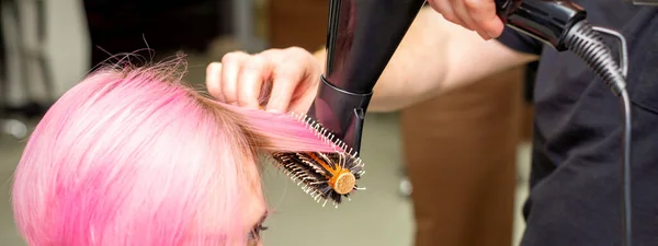 Suszenie Krótkie Różowe Włosy Młodej Białej Kobiety Czarną Suszarką Włosów — Zdjęcie stockowe