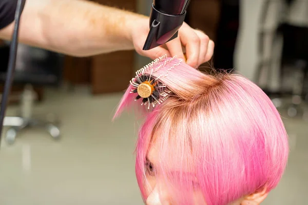 Secagem Cabelo Rosa Curto Mulher Caucasiana Jovem Com Secador Cabelo — Fotografia de Stock