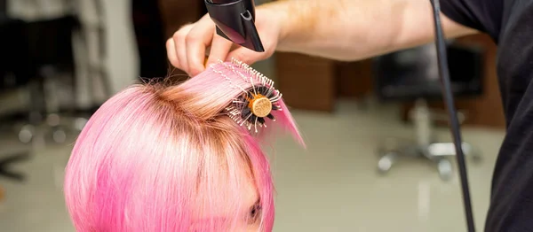 Secagem Cabelo Rosa Curto Mulher Caucasiana Jovem Com Secador Cabelo — Fotografia de Stock