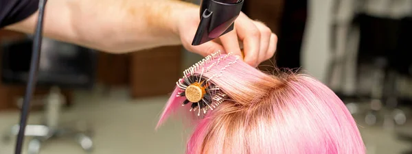 Secagem Cabelo Rosa Curto Mulher Caucasiana Jovem Com Secador Cabelo — Fotografia de Stock