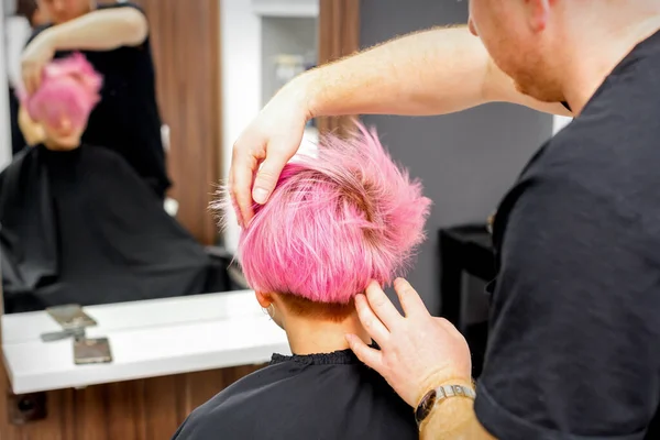 Kapster Met Handen Het Controleren Repareren Van Korte Roze Kapsel — Stockfoto