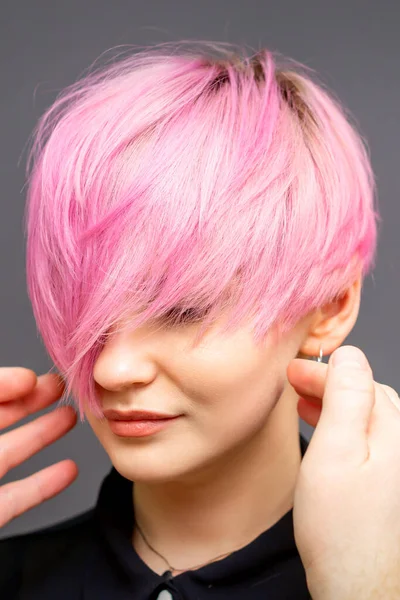 Friseur Mit Händen Checkt Aus Und Fixiert Die Rosa Kurzhaarfrisur — Stockfoto