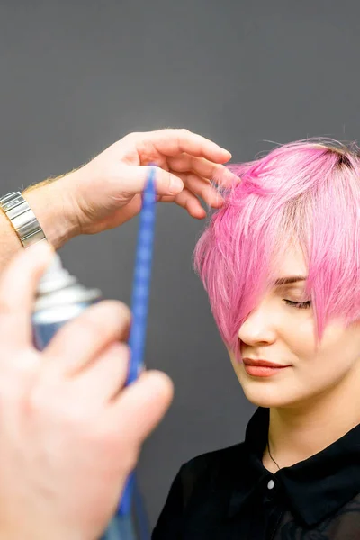 Hairdresser Using Hair Spray Fix Short Pink Hairstyle Young Caucasian — Stockfoto