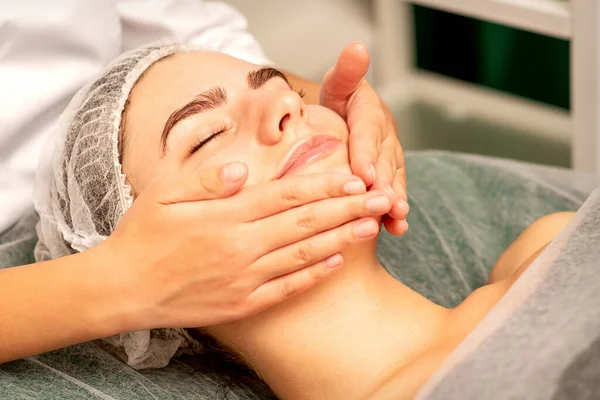 Mulher Branca Bonita Recebendo Uma Massagem Facial Com Olhos Fechados — Fotografia de Stock