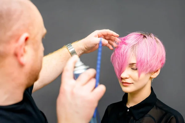 Hairdresser Using Hair Spray Fix Short Pink Hairstyle Young Caucasian — Stockfoto