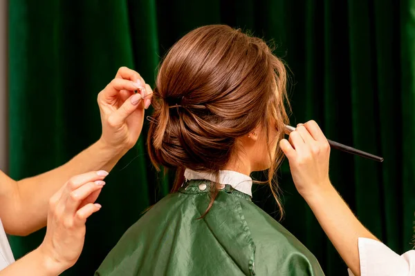 Makeup Artist Hairdresser Prepare Bride Making Hairstyle Makeup Beauty Salon — Fotografia de Stock