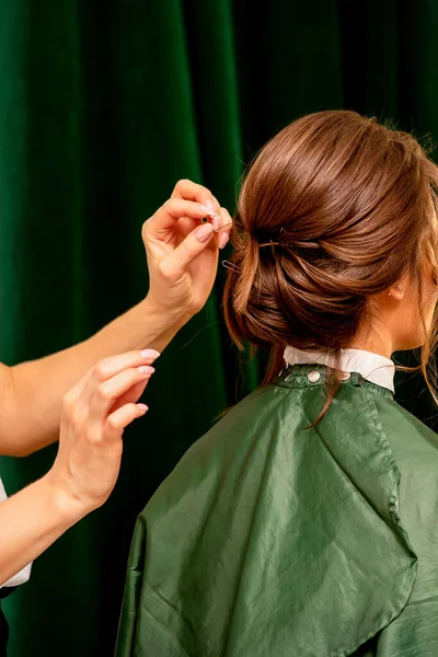 Fryzjerska Panna Młoda Kobieta Fryzjer Robi Fryzurę Dla Pięknej Młodej — Zdjęcie stockowe