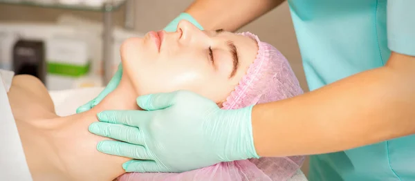 Cosmetologist Gloved Hands Applies Moisturizing Mask Peeling Cream Female Face — Stock Photo, Image