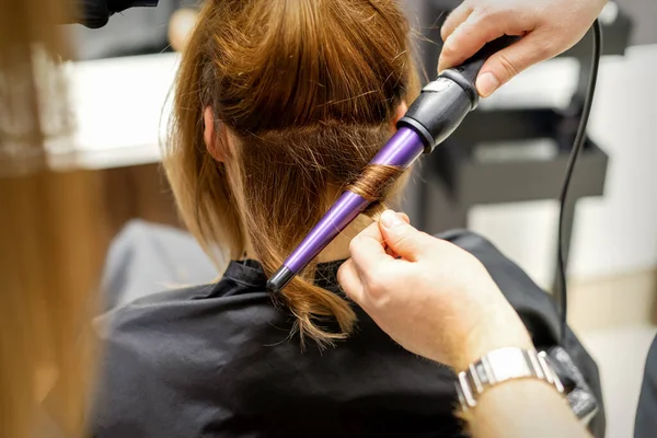 Hairstylist Makes Curls Hairstyle Long Brown Hair Curling Iron Hairdresser — Foto Stock