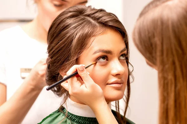 Makeup Artist Hairdresser Prepare Bride Making Hairstyle Makeup Beauty Salon — Stock Photo, Image