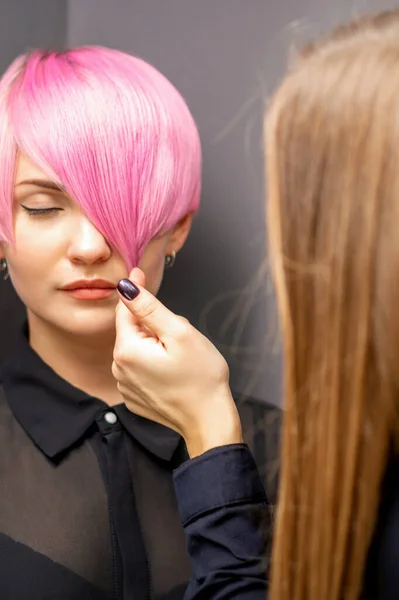 Cabeleireiro Com Mãos Está Verificando Fixando Penteado Rosa Curto Jovem — Fotografia de Stock