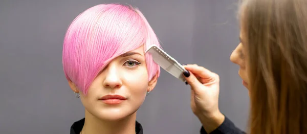 Female Hairdresser Combing Dyed Pink Short Hair Young Woman Dark — ストック写真