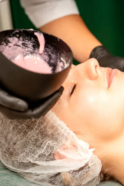 Beautiful Young Caucasian Woman Receiving Alginic Mask Face Beauty Salon — Fotografia de Stock