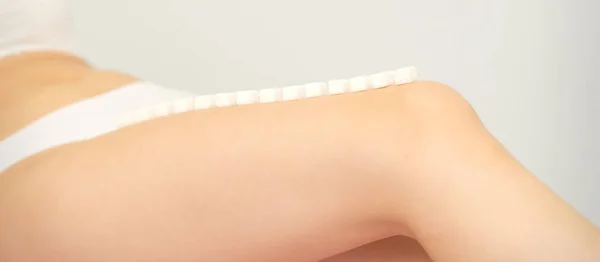 Epilasyon Konsepti Ağda Şeker Küpleri Çıplak Beyaz Kadın Bacağının Üzerine — Stok fotoğraf
