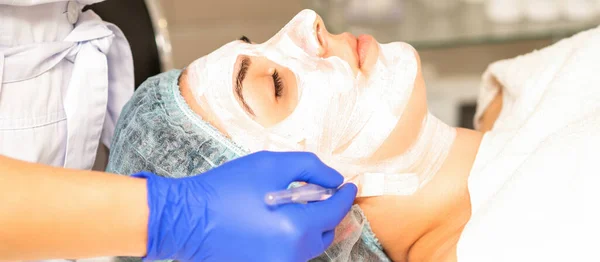 Beautician Brush Applies Photochemical Glycolic Peeling Face Mask Female Patient — Stock Photo, Image