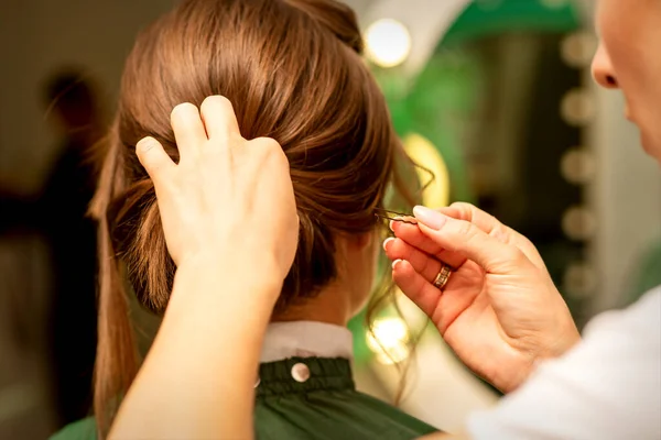 Vlasová Nevěsta Žena Kadeřnice Dělá Styling Vlasy Pro Krásnou Mladou — Stock fotografie