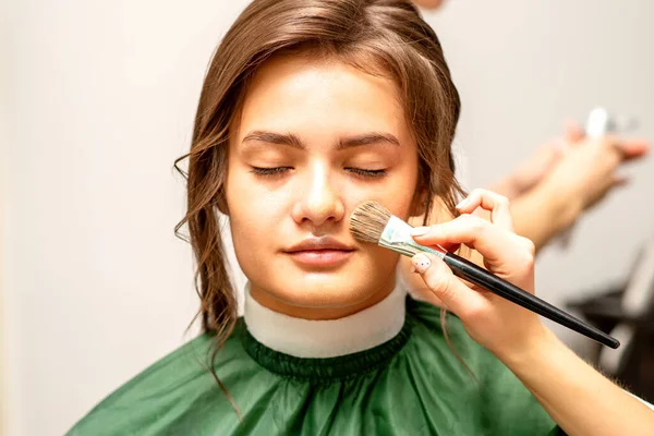 Makeup Artist Applies Cosmetic Tonal Foundation Face Using Makeup Brush — Stockfoto