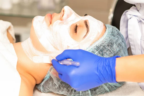 Beautician Brush Applies Photochemical Glycolic Peeling Face Mask Female Patient — Stockfoto