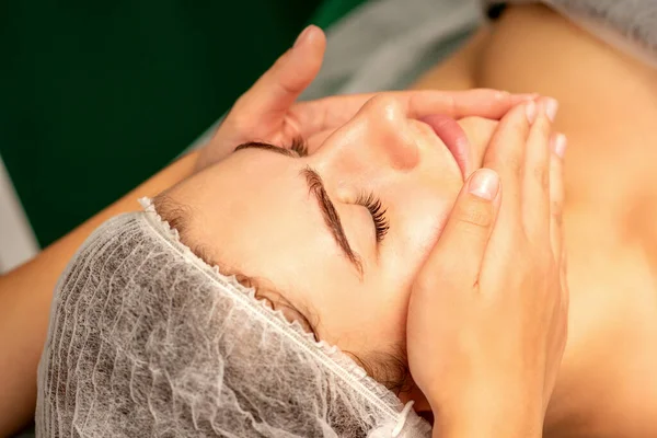 Hermosa Mujer Joven Caucásica Recibiendo Masaje Facial Con Los Ojos — Foto de Stock