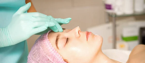 Cosmetoloog Met Handschoen Brengt Een Hydraterend Masker Met Peeling Crème — Stockfoto