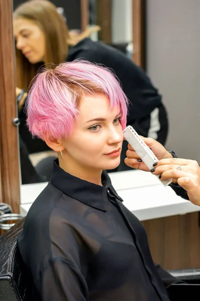 Hairdresser Comb Checking Out Fixing Short Pink Hairstyle Young White — Fotografia de Stock