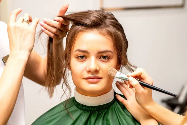 Makeup Artist Hairdresser Prepare Bride Making Hairstyle Makeup Beauty Salon — Stockfoto