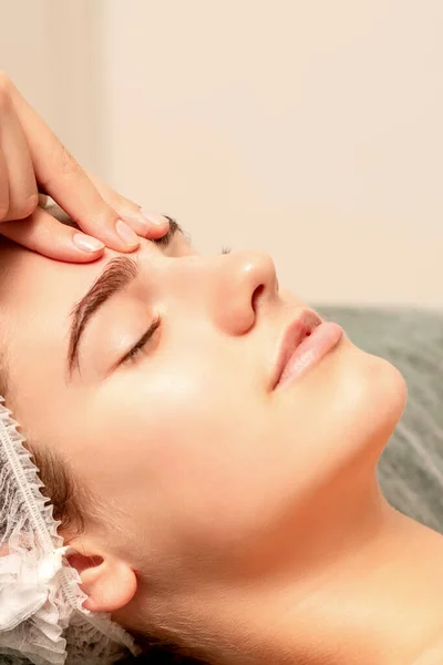 Belle Jeune Femme Caucasienne Recevant Massage Facial Avec Les Yeux — Photo