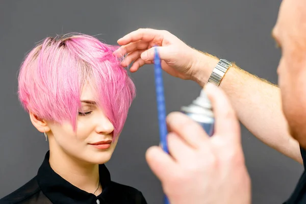 Hairdresser Using Hair Spray Fix Short Pink Hairstyle Young Caucasian — Zdjęcie stockowe