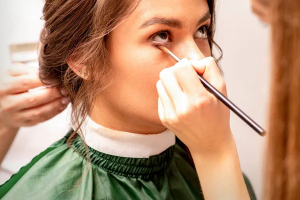 Makeup Artist Hairdresser Prepare Bride Making Hairstyle Makeup Beauty Salon — Stock fotografie