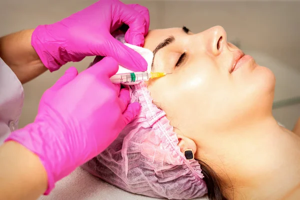 Young White Woman Getting Rejuvenating Facial Injections Hyaluronic Acid Eye — Foto Stock