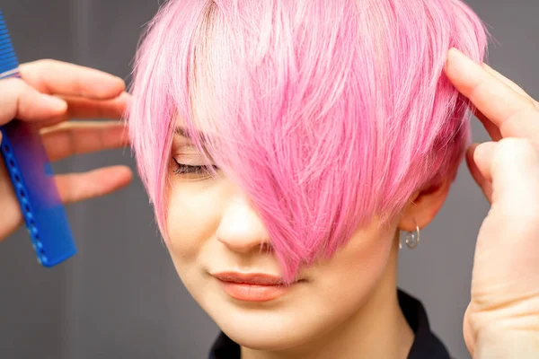 Cabeleireiro Com Mãos Pente Está Verificando Fixando Penteado Rosa Curto — Fotografia de Stock