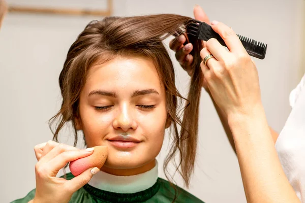 Makeup Artist Hairdresser Prepare Bride Making Hairstyle Makeup Beauty Salon — Foto Stock