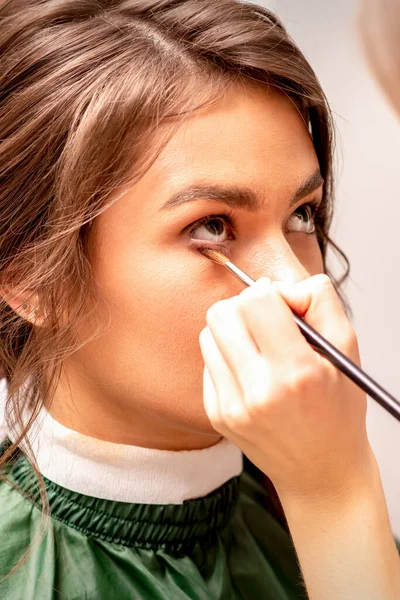 Makeup Artist Applies Concealer Eyes Using Makeup Brush — Stockfoto