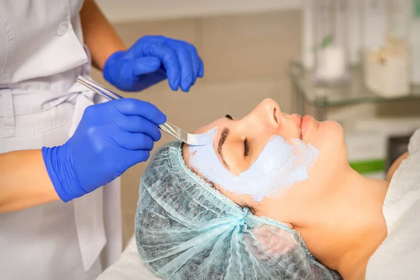 Beautician Brush Applies Photochemical Glycolic Peeling Face Mask Female Patient — Foto Stock