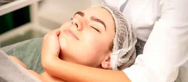 Massagem Facial Mãos Massagista Massageando Pescoço Uma Jovem Mulher Branca — Fotografia de Stock