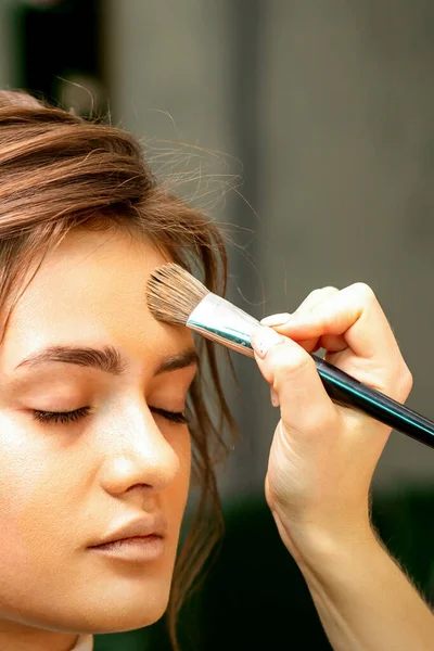 Makeup Artist Applies Cosmetic Tonal Foundation Face Using Makeup Brush — Foto Stock