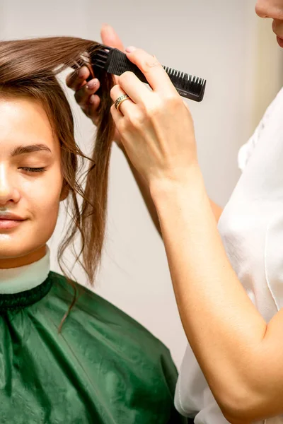 Mariée Coiffeuse Une Coiffeuse Fait Coiffer Les Cheveux Pour Belle — Photo