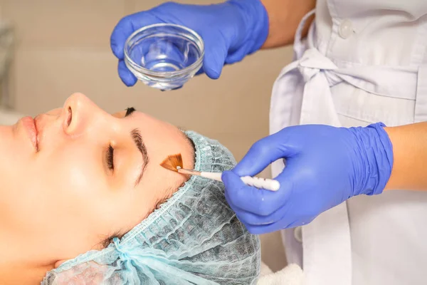 Young White Woman Getting Acid Organic Retinol Peel Face Skin — Foto Stock