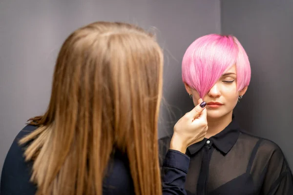 Cabeleireiro Com Mãos Está Verificando Fixando Penteado Rosa Curto Jovem — Fotografia de Stock