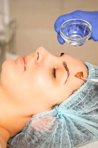 Young White Woman Getting Acid Organic Retinol Peel Face Skin — Foto Stock