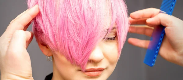 Cabeleireiro Com Mãos Pente Está Verificando Fixando Penteado Rosa Curto — Fotografia de Stock