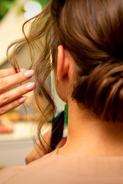 Professional Hairdresser Styling Fixing Hairspray Long Woman Curly Hair Beauty — Fotografia de Stock