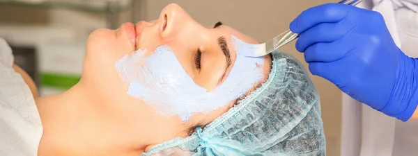 Beautician Brush Applies Photochemical Glycolic Peeling Face Mask Female Patient — Fotografia de Stock