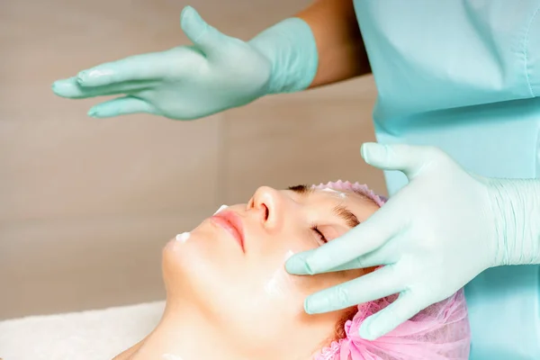 Cosmetoloog Met Handschoen Brengt Een Hydraterend Masker Met Peeling Crème — Stockfoto