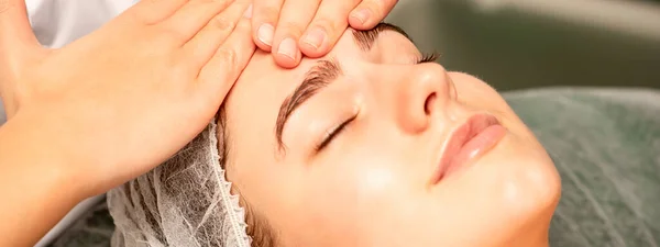 Massagem Cabeça Mulher Branca Jovem Bonita Recebendo Uma Massagem Cabeça — Fotografia de Stock