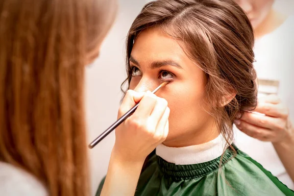 Makeup Artist Hairdresser Prepare Bride Making Hairstyle Makeup Beauty Salon — Stockfoto