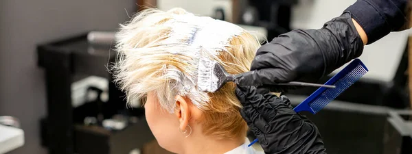 Färbung Der Weißen Haare Mit Haarfärbung Und Pinsel Von Friseurhänden — Stockfoto